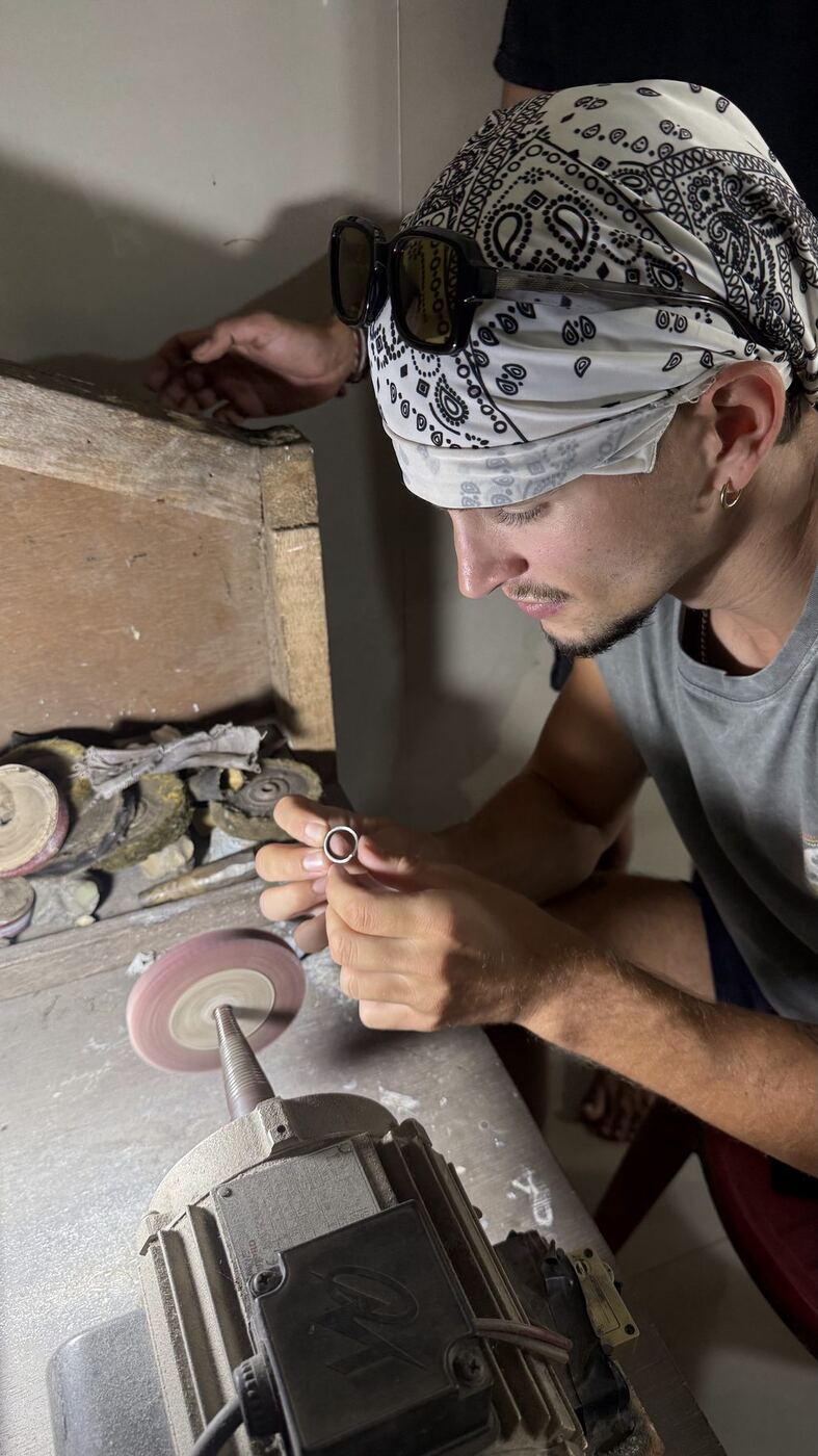 Théo à l'atelier d'un artisan