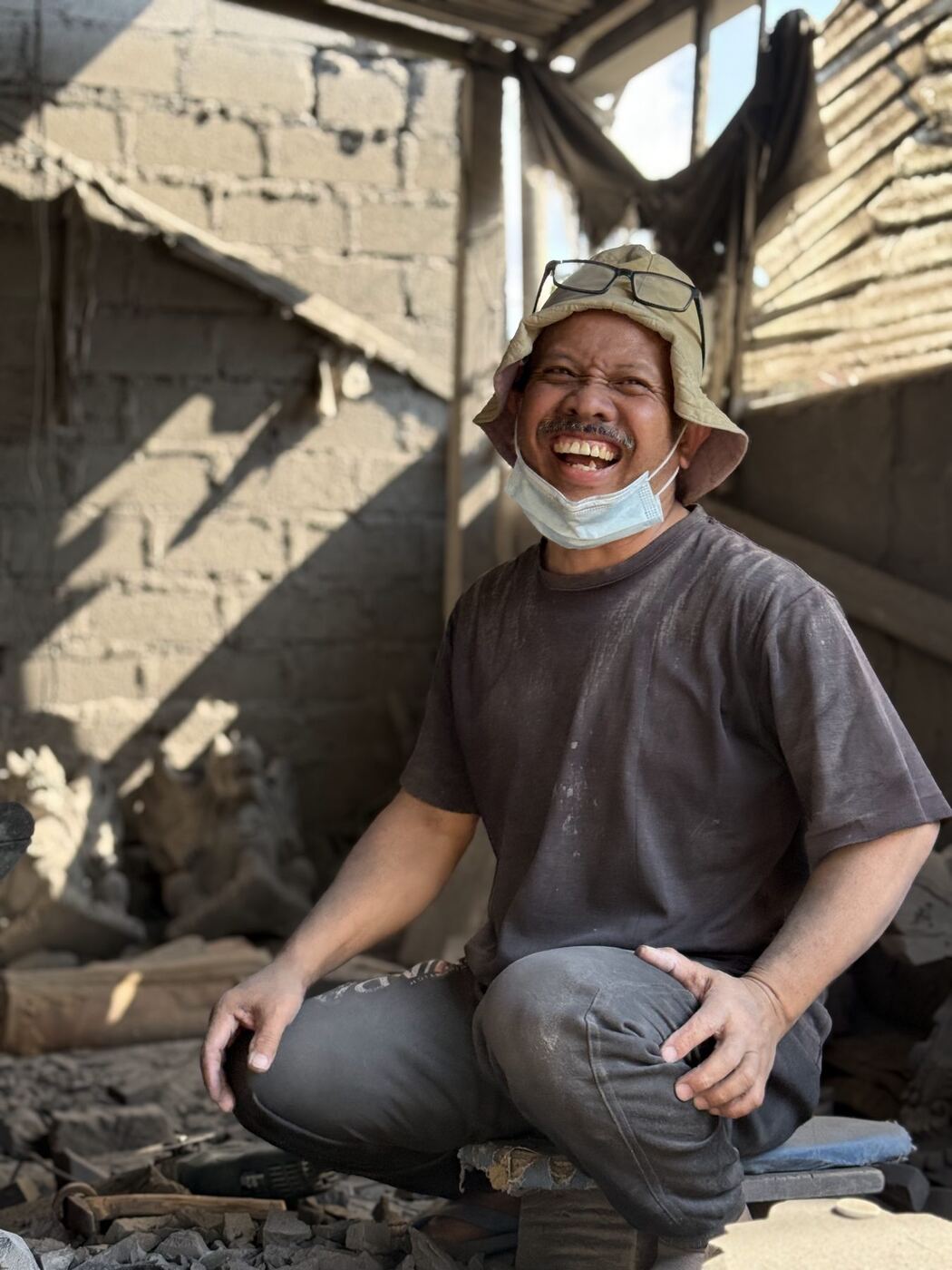 Artisan sculpteur souriant dans son atelier