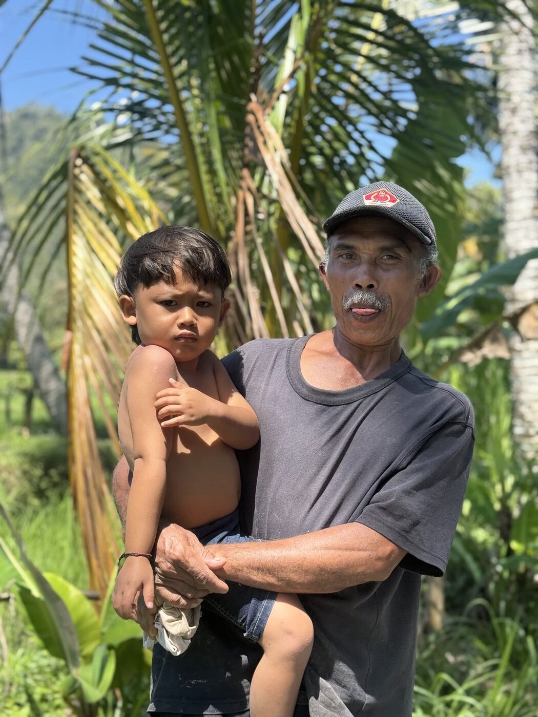 Un grand-père et son petit-fils dans les cocotiers