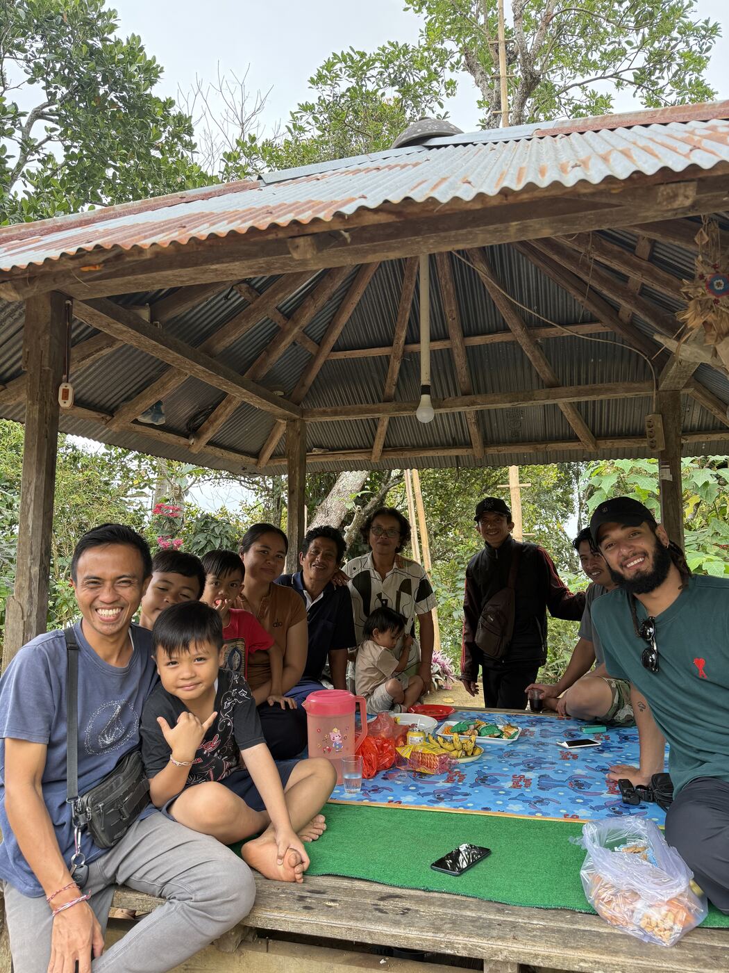La famille de Dwi réunie sous le bale, le pavillon en bois